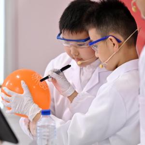 Mini hot air balloon experiment