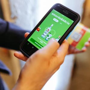 Cell phone with amordeBARio app on screen