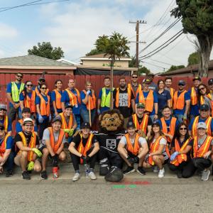  LA Kings, SoCal Gas and LA Kings mascot Bailey standing with a group of volunteers