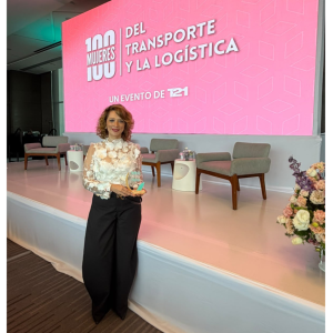 Francia Páramo holds her T21 100 Women in Transportation and Logistics 2026 award on stage following the recognition ceremony in Mexico City.