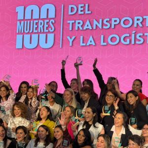 Recipients of T21's 100 Women in Transportation and Logistics 2026 recognition gather on stage holding their awards during the ceremony in Mexico City.