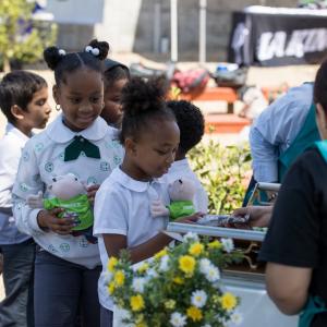 Farmacias Similares provided ice cream to the students during the gardening activity.