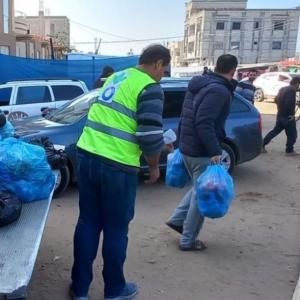 Action Against Hunger teams distribute food in Gaza. 