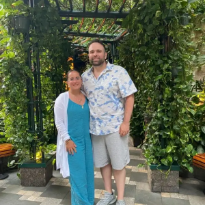 Jenny Oliveira with another person.