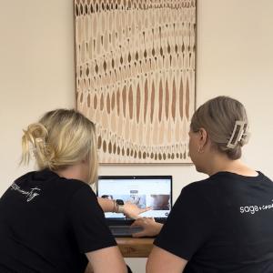 Ellie and Elyssa at a computer.