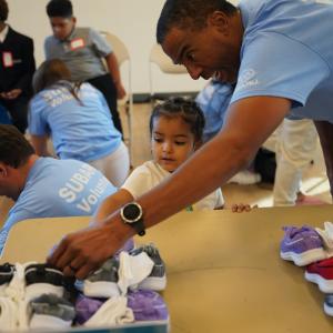 people volunteering together