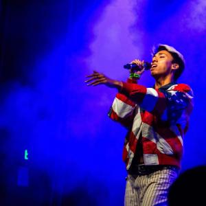 Mad Tsai singing on stage