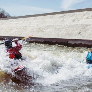 2 people kayaking in the river