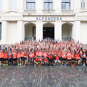 DP World employees pose in front of the historic Alfândega building before participating in the 10KM Tribuna FM Race in Santos, Brazil.