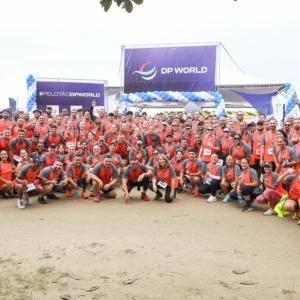More than 500 DP World employees and participants gather for a group photo after completing the 40th edition of the 10KM Tribuna FM Race in Santos, Brazil.