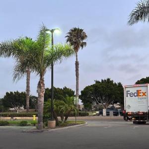 FedEx truck on Maui street