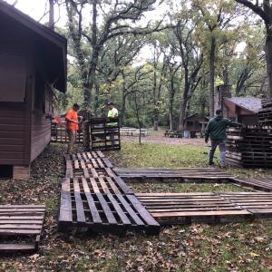 Covia employee helps construct a maze