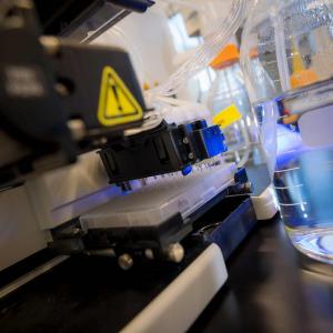 A new bulk reagent dispenser in the Illumina Lab in Scholander Hall can rapidly fill well plates with two different liquids. By increasing efficiency, this can speed up the discovery process.