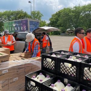 KeyBank volunteers sorting food for donations.