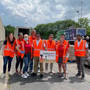 Group photo of KeyBank volunteers.