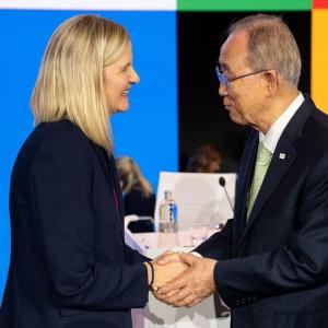 Kirsty Coventry shaking hands 