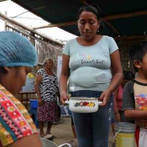 Marina serves five portions of lentils and rice in a tin bowl held by a Peruvian among the millions living in extreme poverty in a country where the El Niño phenomenon has accentuated shortages, especially in the north.