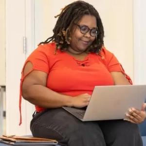 Oni Meeks using a laptop