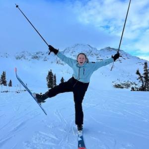 Lindsey Henry shown skiing and doing a stem christie.