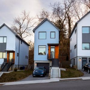 Three modular homes along a street in Pittsburg