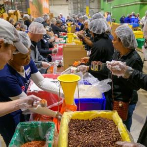 Entergy employees package meals