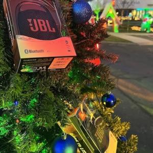 HARMAN and Make-A-Wish decorated Christmas tree.