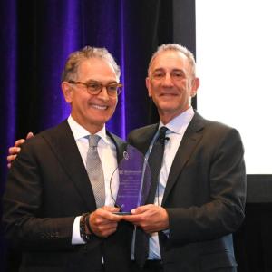 Mark Hoplamazian receives Shatterproof Hospitality Hero Award