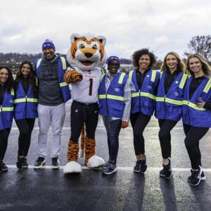 Cincinnati Bengals and the BenGal cheerleaders help donate Holiday Meals