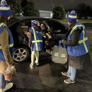 Volunteers give food