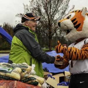 Mascot meets a volunteer