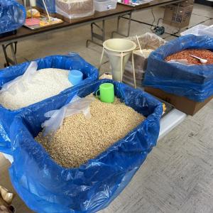 Prepared food being ready to be packed.
