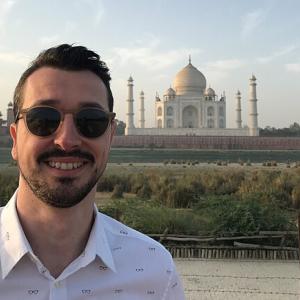 Nico Tahon smiling, the Taj Mahal in the distance.