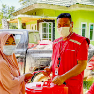 Mercy Corps Disaster Recovery team distributing critical aid