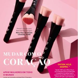 An advertisement in a foreign language. Heart shaped make up brushes at different angles.