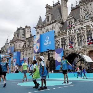 People playing basketball 
