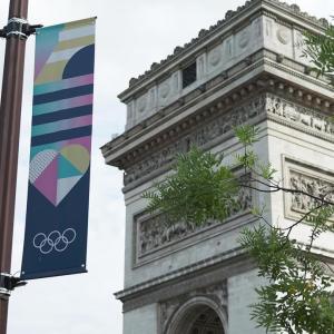 Paris 2024 banner in front of the Arc de Triomphe