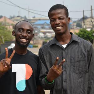 2 people with peace signs