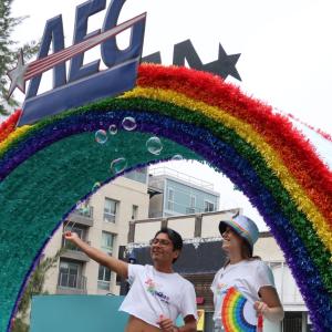 AEG employees passed out bubble wands, hats, and fans to spectators along the parade route.