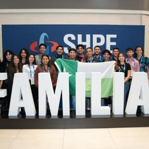 sign reading "FAMILIA"
