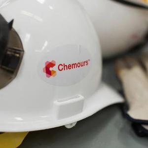 Safety helmet with the Chemours logo on