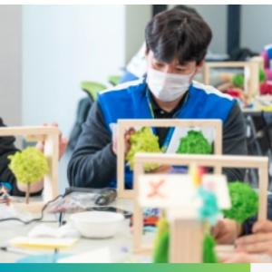 Asia MetLife colleagues in Korea assemble and decorate colorful “Scandia Moss frames” for seniors.