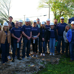 Texas Capital employee volunteers