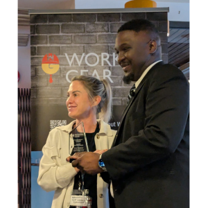 DP World employee presents award to Working Gear Intern