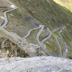 Illumina’s dedicated volunteers climbed 1533 meters (5029 feet) to the summit of the Passo dello Stelvio. The pass is known for its 21.1-kilometer (13.1 mile) length, steep inclines, and high altitude.
