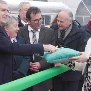 Dave Regnery, Chair and CEO, Trane Technologies, joins local and regional officials to celebrate the newly installed Thermal Management System at the company’s Trane® Charmes manufacturing facility. The system eliminates the need for fossil fuels to heat and cool the site.