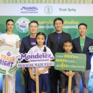 Students and staff holding TRASH RIGHT signs