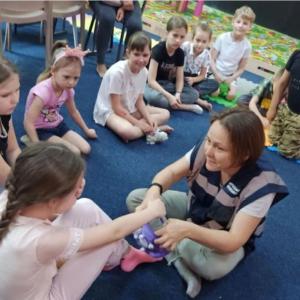 A Ukrainian emergency psychologist interacts with children in a flood-affected community. (Melinda Endrefy/Hromada Hub)