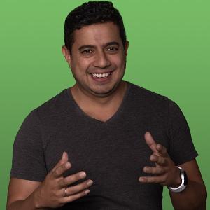 headshot of Luis Alejandro Vega against a green background