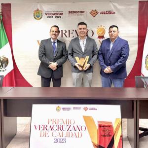 Veracruz State Quality Award being given out