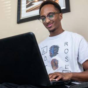 Dougsiyeh logs into the Verizon Small Business Digital Ready portal from the comfort of his home. Credit: ​​Cliff Robinson